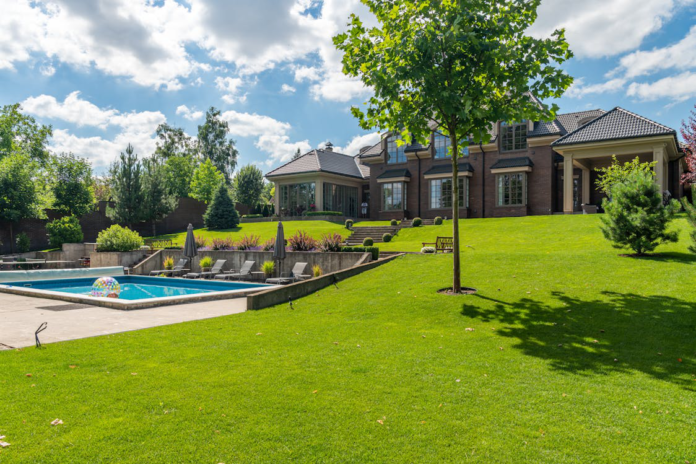 Pool in einem Garten