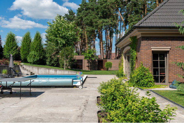 Gartenpool in der Nähe des Hauses im Sommer